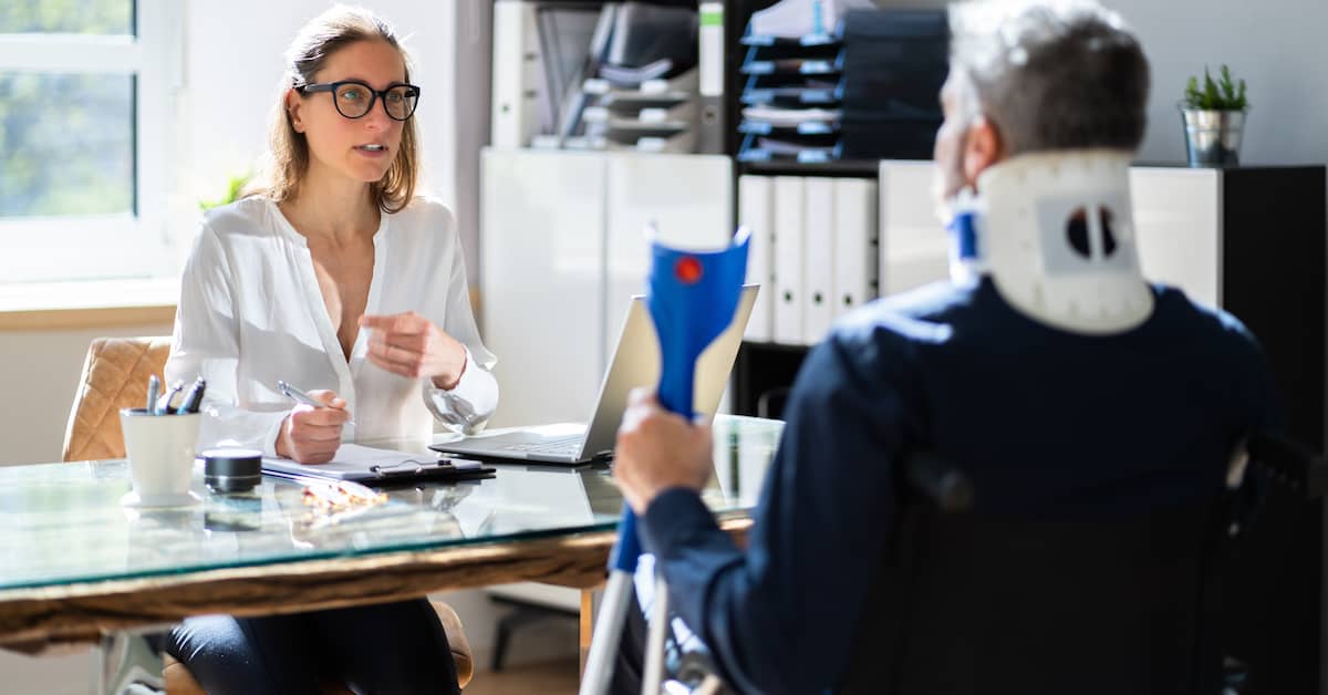 injured man meeting with a no win no fee lawyer